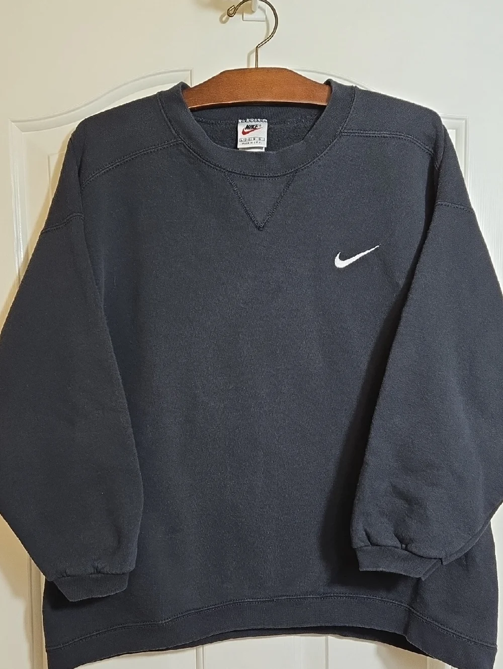 Vintage Nike Black Women's Crewneck Sweatshirt with Embroidered Swoosh Sz L